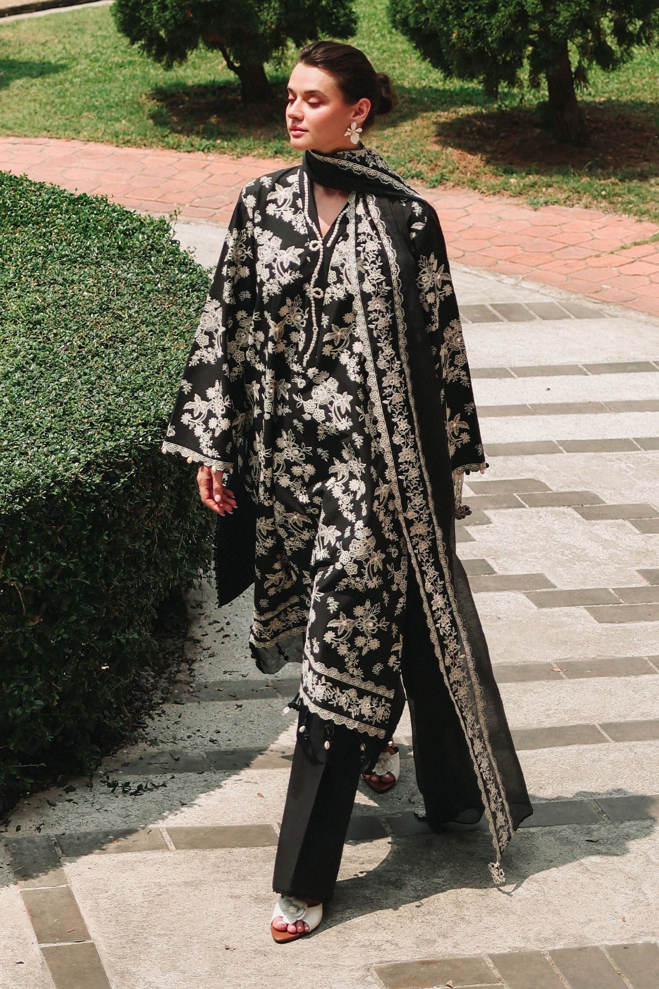 OBSIDIAN BLOOM-3PC (SHIRT, TROUSER & DUPATTA)