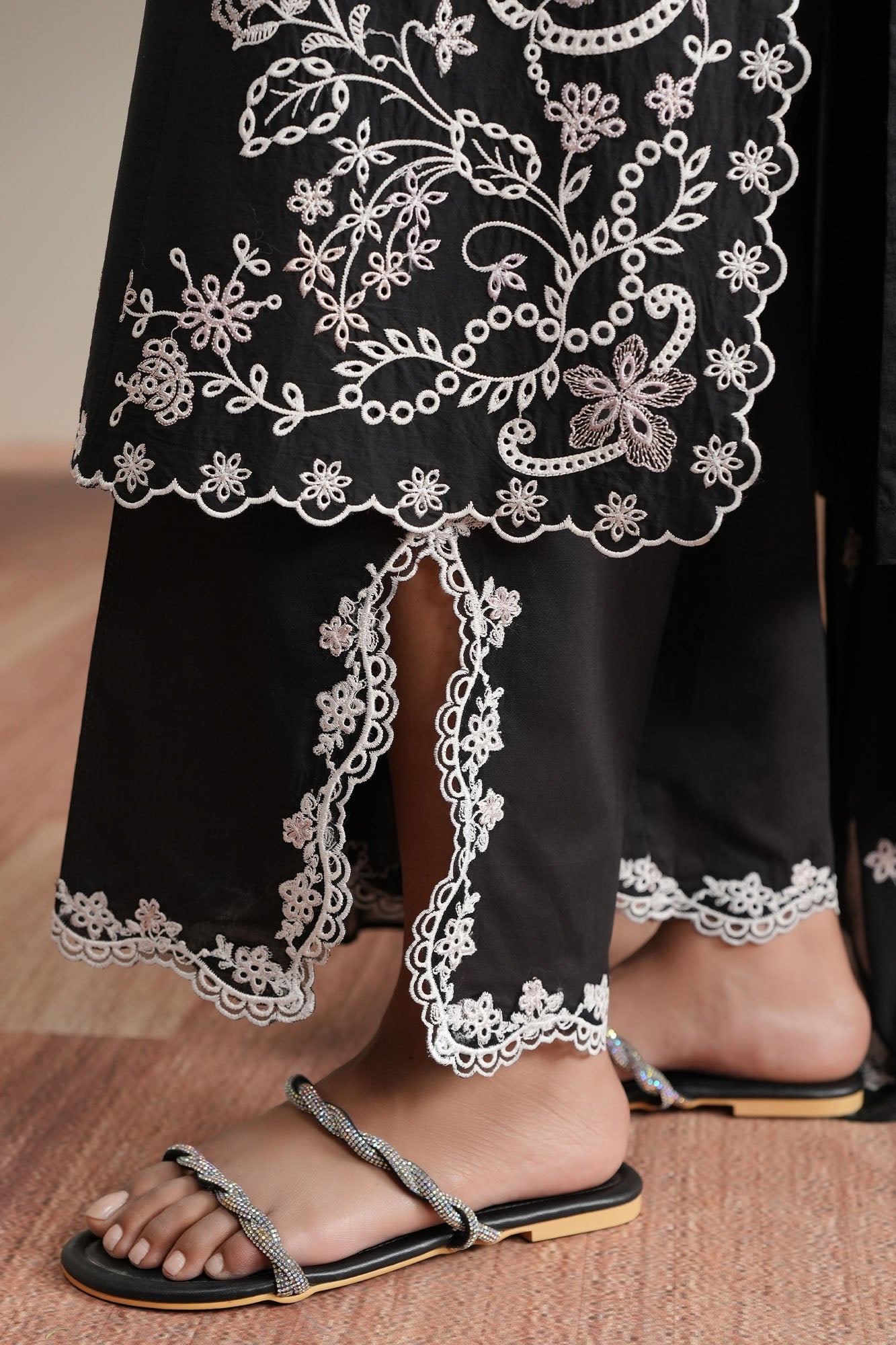 NOIR CANVAS-3PC EMBROIDERED LAWN SUIT